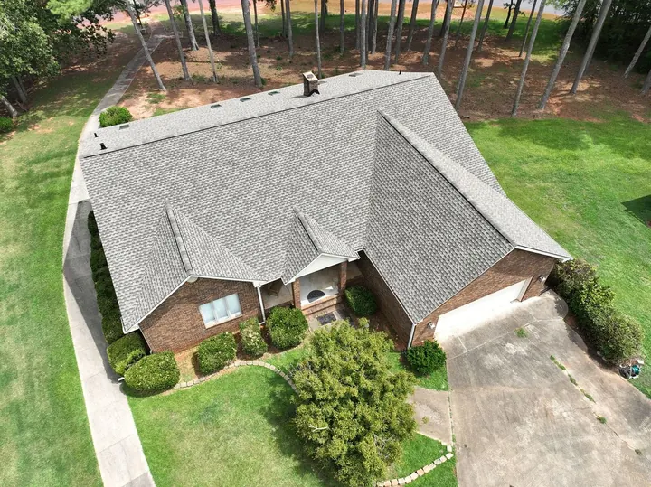 Weathered Wood Timberline UHDZ roof on brick home